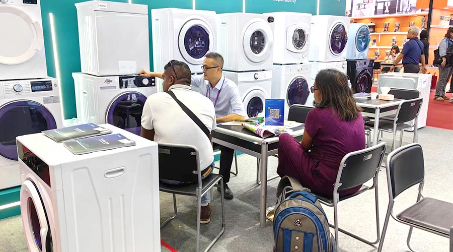 廣交會參展第一天！金環電器吸引國內外客戶參觀交流